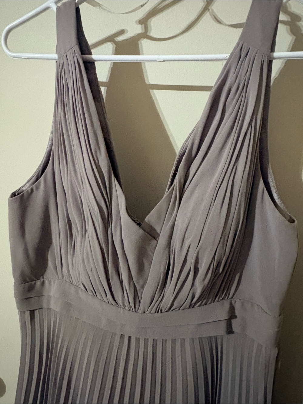 Donna Morgan Collection 10 Pleated V-Neck Sleeveless Dress in dusty plum - Picture 10 of 15